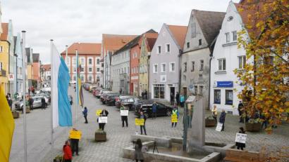 Bild: Gabi Schönberger
Mit Abstand versammelten sich insgesamt knapp 30 Demonstranten vor dem Neustädter Rathaus.