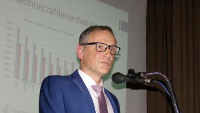 Archivbild: pz
Bürgermeister Bernd Sommer bei der Bürgerversammlung 2019 im Jugendheim-Festsaal. Dieses Jahr ist die Bürgerversammlung ersatzlos gestrichen. Bürger können Wünsche und Anträge schriftlich äußern.