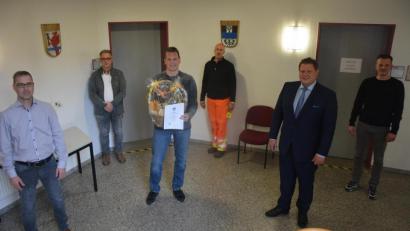 Bild: jr
Dienstjubiläum (25 Jahre) feierte Thomas Stock (Dritter von links), der seit Anfang 2014 die Mitterteicher Kläranlage leitet. Dazu gratulierten (von links) Bauamtsleiter Thomas Grillmeier, Geschäftsleiter Klaus Schüßler, Personalrat Joachim Sommer, Bürgermeister Stefan Grillmeier und Personalsachbearbeiter Alfred Mayerhofer.