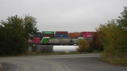 Bild: wro
Ein Teil der bereitstehenden Container dient seit einiger Zeit auch als Schallschutz. FW-Marktrat Franz Dürrschmidt klagte aber, dass der Lärm nach wie vor zu hören sei.