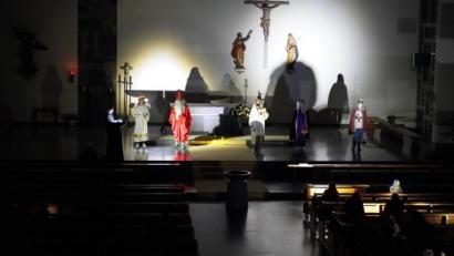 Bild: exb
Bei einem Heiligenrätsel müssen die Kinder in der nächtlichen Pfarrkirche St. Michael Poppenricht echte Heilige erraten.
