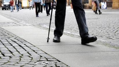 Bild: Stephan Huber
Besser zum Gehen, aber auch zum Befahren mit Rollstuhl, Rollator oder Kinderwagen: Auf den Granitplatten tut man sich leichter als auf dem Kopfsteinpflaster. Deshalb hat Christoph Prölß bei der Bürgerversammlung den Antrag gestellt, die Platten durch die ganze Fußgängerzone durchzuziehen.