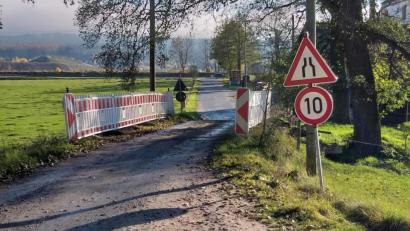Bild: u
Die SPD-Stadtratsfraktion sieht nach mehr als zehn Jahren dringenden Handlungsbedarf in Sachen Behelfsbrücke über den Mühlbach. Der Grund: Der Ortsteil Haidhof braucht neben der Max-Reger-Straße dauerhaft eine in allen Bereichen gesicherte zweite Zufahrt.