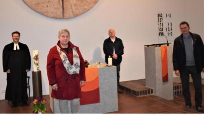 Bild: rgr
Die neuen Vertrauensleute des Kirchenvorstandes Herta Murr und Hartmut Seidler (Dritter von links) wurden im Reformationsgottesdienst in der Michaelskirche von Pfarrer André Fischer (links) in ihr Amt eingeführt. Mit dabei war Kirchenvorstandsmitglied Christoph Franzeck (rechts).
