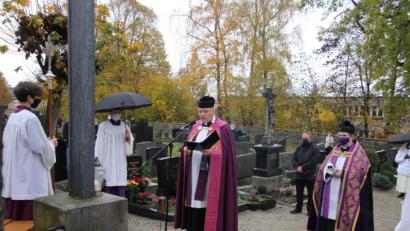 Bild: kro
Stadtpfarrer Georg Flierl (links) und Kaplan Daniel Fenk beteten am Friedhofskreuz.
