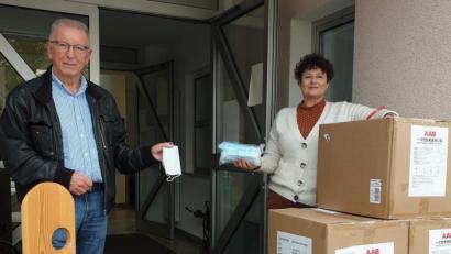 Bild: u
Um sowohl die Bewohner des Seniorenheims St. Barbara als auch die Besucher vor einer Ansteckung mit dem Coronavirus zu schützen, spendet Klaus Conrad dem Heim 10 000 Schutzmasken. Der Seniorenbeauftragte der Stadt, Stadtrat Rudi Wild (links), überreicht sie in seinem Namen an Heimleiterin Astrid Geitner (rechts).