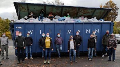 Bild: hir
Die Helfer der Kolpingsfamilie Pfreimd und der Feuerwehr Weihern hatten alle Hände voll zu tun, um die zahlreichen Kleidersäcke einzusammeln. Die Organisatoren waren mit dem Ergebnis mehr als zufrieden.