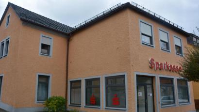 Bild: jr
Wenn die Filiale der Volksbank Raiffeisenbank Nordoberpfalz in Konnersreuth zum Jahresende schließt, können deren Kunden kostenlos den Geldautomaten im Vorraum der ehemaligen Sparkassen-Filiale (Bild) nutzen.
