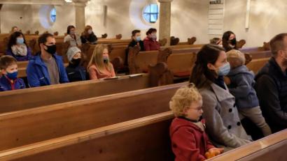 Bild: le
Ein Gottesdienst mit Pfarrer Wilfried Römischer bildet den Auftakt zur Aktionswoche für Kinder am Samstag. Anschließend wurde verschiedene Stationen zum Motto „Schaut hin" aufgebaut.