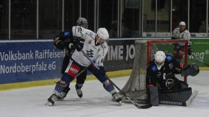 Archivbild: gb
Die Blue Devils starten am Freitag mit dem Heimspiel gegen die Starbulls Rosenheim in die Oberliga-Saison 2020/21. Das Bild zeigt Marco Habermann (weißes Trikot) im Testspiel gegen die Black Dragons Erfurt (9:0).