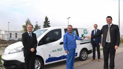Bild: Stefan Karl/exb
Sie freuten sich über das neue E-Dienstfahrzeug bei ZMS: Verbandsdirektor Thomas Knoll, ZMS-Mitarbeiter Rudolf Dirmeier, stellvertretender Geschäftsleiter Franz Grabinger und Verbandsvorsitzender Thomas Ebeling (von links).