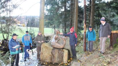 Bild: pi
Präsident Johann Walbrunn (Dritter von rechts) freut sich über das Lob der Pleysteiner Wandergruppe: "Hier ist ein großartiges Werk entstanden."