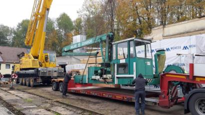 Bild: jr
Die Firma Weck hat ihren Rundholz-Sortierzug samt Gleisanlagen aus dem Jahr 1990 nach Polen verkauft. Bei den Verladearbeiten kam ein Schwerlastkran zum Einsatz.
