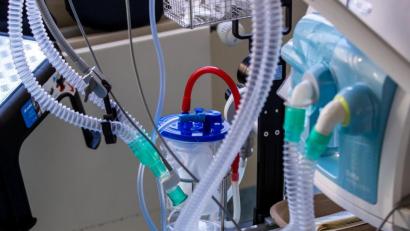 Archivbild: Jens Büttner
Ein Beatmungsgerät steht neben einem Bett in einem Zimmer einer Intensivstation.