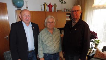 Bild: ibj
Dem Jubilar Erwin Stubenvoll (Mitte) gratulieren zum 80. Geburtstag Zweiter Bürgermeister Georg Götz (links) und Pfarrer Hans Peter Heindl (rechts).