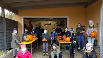 Bild: gi
Kinder fertigten Herbst- oder Halloween-Kürbisse mit großer Begeisterung unter Leitung von Claudia Landgraf-Spendel, Daniela Stahl (von rechts) und unterstützt von Christian Landgraf.