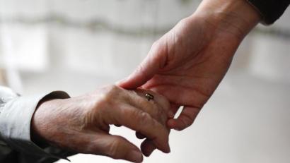 Symbolbild: Sebastian Widmann/dpa
257.000 Menschen waren vergangenes Jahr in Bayern mit Demenz erkrankt. Als "Demenzfreundliche Bestatter" versuchen Richard und Benjamin Becher Betroffenen den Abschied von Angehörigen näher zu bringen.