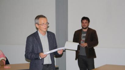 Bild: bjp
Die von Klaus-Peter Fels und Matthias Rembold (von links) vorgetragenen Ausführungen einiger Fachstellen zu den Planunterlagen für den Solarpark Riggau II erbrachten keine substanziellen Änderungen an der Flächennutzungs- und Bebauungsplanung.