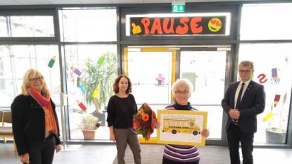 Bild: Markus Paulus/exb
Irene Träxler, Sabine Bauer (von links) sowie Bürgermeister Martin Birner (rechts) verabschiedeten Busbegleiterin Irene Falk.