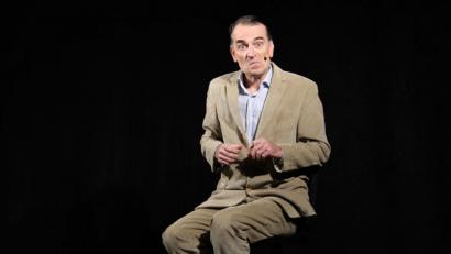 Bild: prh
Frank Smilgies, alias Prof. Gordon Brettsteiger erklärt auf der Kleinkunstbühne aus Uelzener Sicht alles, mit feinsinnigem Humor und großem schauspielerischen Potential.