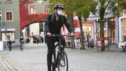 Bild: Gabi Schönberger
In der Fußgängerzone in Weiden gilt die Maskenpflicht auch für radelnde Bürger.