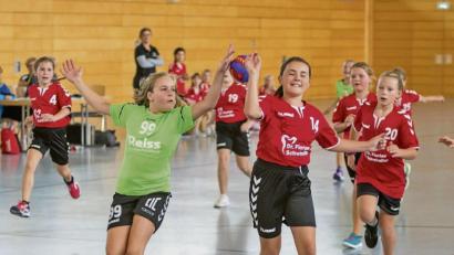 Bild: Günter Uschold
Voll bei der Sache: Den jungen Oberviechtacherinnen (rote Trikots/im Hintergrund Trainerin Susanne Uschold) und auch den Gegnern merkt man den Spaß am Handball an. Jetzt ist erst einmal wieder Schluss. Die Folgen für die Jugendarbeit sind noch nicht abzusehen.