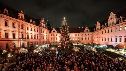 Archivbild: Armin Weigel/dpa
Der Weihnachtsmarkt im Innenhof des Fürstenschlosses St. Emmeram.