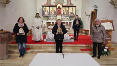 Bild: bsc
Pfarrer Joseph (hinten links) und Cilli Wittmann (vorne rechts) schickten beim Gottesdienst am Samstagabend das Gnadenbild auf die Reise. Silke Schraml, Monika Selch und Adelheid Freifrau von Gemmingen-Hornberg (von links) waren die Ersten, die ein Gnadenbild mit nach Hause nehmen durften.