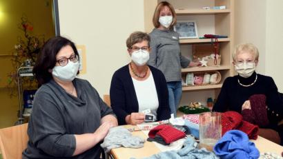Bild: Gabi Schönberger
Mit Handarbeiten etwas Gutes tun wollen (von links nach rechts) Inge Plößner, Hospizleiterin Susanne Wagner, Sabine Dachauer und Gerda Striegl. Die selbst hergestellten Sachen können im Hospiz Sankt Felix gegen eine Spende erworben werden.