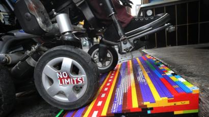 Bild: Karl-Josef Hildenbrand
Ein Rollstuhlfahrer fährt über eine Lego-Rampe. Foto: Karl-Josef Hildenbrand/dpa/Archivbild