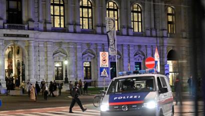 Bild: Herbert Neubauer
Besucher verlassen nach dem Terrorangriff einer Vorstellung das Burgtheater am abgesperrten Ring. Bei einem Terrorangriff in der Wiener Innenstadt sind am Abend mehrere Menschen getötet und verletzt worden. Die Attacke von Wien geht nach den Worten von Österreichs Innenminister Nehammer auf das Konto mindestens eines islamistischen Terroristen. Foto: Herbert Neubauer/APA/dpa +++ dpa-Bildfunk +++