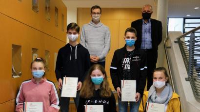 Bild: do
Stellvertretend für das Freiwilligen-Zentrum Bayreuth überreichen Schulleiter Peter Schobert (rechts oben) und Kontaktlehrer Michael Horn den engagierten Jugendlichen die Zertifikate für das Freiwillige Soziale Schuljahr.