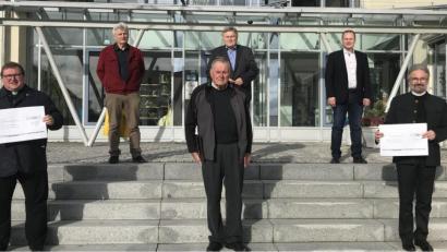 Bild: Gemeinde Speichersdorf/exb
Je 2700 Euro aus dem verbliebenen Vereinsvermögen erhielten die beiden Pfarrer Sven Grillmeier (vordere Reihe, links) und Dirk Grafe (vordere Reihe, rechts) aus den Händen von Rudolf Richter (vordere Reihe, Mitte). Mit bei der Übergabe dabei waren die beiden Kassenprüfer Franz Schmidt und Manfred Porsch sowie Bürgermeister Christian Porsch (hintere Reihe, von links).
