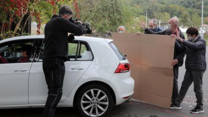 Archivbild: Wolfgang Steinbacher
Für ein Fernsehteam spielten Anwohner die Situation nach einem Mauerbau nach: Hier gings ums rückwärts ausparken.