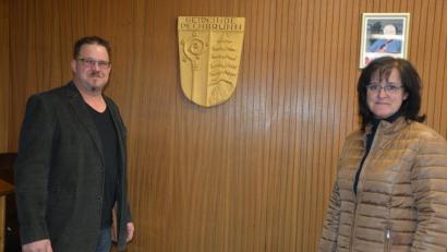 Bild: jr
Neue Seniorenbeauftragte der Gemeinde Pechbrunn ist Ramona Zeitler. Bürgermeister Stephan Schübel freut sich riesig, dass die Suche erfolgreich war und sprach von einer hochkarätigen Besetzung. Die 53-jährige dreifache Mutter tritt die Nachfolge des verstorbenen Josef Menges an.