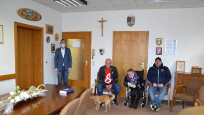 Bild: gi
Bürgermeister Armin Bulenda konnte das Ehepaar Wolfgang und Rosemarie Winkler für den 40. Aufenthalt und Sohn Thorsten Winkler für den 25. Aufenthalt (von links) ehren und danke sagen.