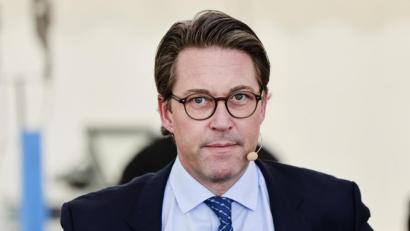 Bild: Frank Molter
Andreas Scheuer (CSU) war gemeinsam mit Brandenburgs Ministerpräsident Dietmar Woidke (SPD) bei der Eröffnung des Flughafen BER gewesen. Nun wurde Woidke positiv auf das Coronavirus getestet.