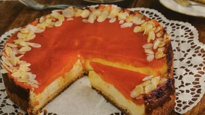 Bild: Elvira Jäger /exb
Ihren Mandarinen-Schmandkuchen verziert Elvira Jäger mit gehobelten Mandelblättchen.