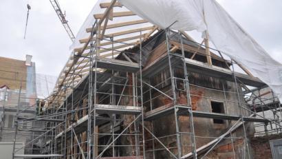 Bild: ws
Noch ein Stück teurer wird die Sanierung der Arkaden an der Bahnhofstraße. Im nichtöffentlichen Teil hatte der Stadtrat im September Nachtragsangebote für insgesamt rund 97.000 Euro beschlossen. Bislang war bei der Kaltsanierung von eine Summe von rund 650.000 Euro ausgegangen worden. Eine Nutzung der Arkaden ist nicht beabsichtigt.