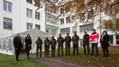 Bild: rti
Sechs Soldaten unterstützen das Rote Kreuz in der Teststation in Waldsassen. Landrat Roland Grillmeier, Ärztin Anna Kurzeck (von links) sowie Regierungsdirektorin Regina Kestel, BRK-Kreisgeschäftsführer Holger Schedl und Oberstleutnant der Reserve Thomas Lanz (von rechts) begrüßten das Sextett aus Sachsen-Anhalt.
