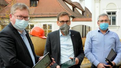 Bild: Stephan Huber
Der Bauhelm auf der Brüstung des Rathaus-Balkons, die Tablets in der Hand: Symbolisch machen (von links) OB Michael Cerny, Kämmerer Jens Wein und Josef Weigert, Leiter des Haushalts- und Steueramts, den Etatentwurf für 2021 vorstellten.