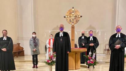 Bild: wku
Bei der Feier in der Paulanerkirche noch vor dem zweiten Lockdown (von links): Pfarrerin Julia Sollinger; Kirchenvorsteherin Hannelore Häring; Diakonin Veronika Fleps; Regionalbischof Klaus Stiegler; Pfarrer David Scherf; Pfarrer Stefan Von Links: Pfarrerin Sollinger, Hannelore Häring, Diakonin Fleps, Regionalbischof Stiegler, Pfarrer Dr. Scherf, Pfarrer Fischer und Pfarrer Arweck,