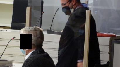 Bild: Houschka
Getrennt durch die Coronascheibe. Der mutmaßliche Brandstifter (links) und sein Verteidiger Jörg Jendricke. Über den Anwalt hat der Angeklagte die Taten weitgehend eingeräumt.