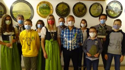 Bild: brü
Die Haagerthaler Schützen aus Oberleinsiedl küren ihre neuen Würdenträger (von links): Sophia Wedel, Ulrich Michl, Jonas Rubenbauer, Lisbeth Franz, Marion Baumer, Benedikt Michl, Harald Merl, Rosi Hummel, Maximilian Dotzler, Johann Franz und Pius Geitner.