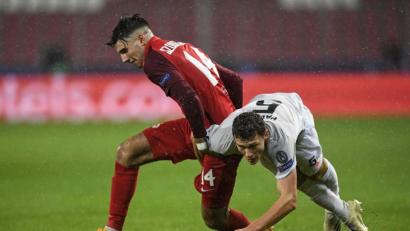 Bild: Andreas Schaad/dpa
Dominik Szoboszlai (links) von RB Salzburg kämpft gegen Bayerns Rechtsverteidiger Benjamin Pavard um den Ball.