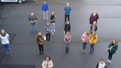 Bild: sak
Einige Musiker der Werkvolkkapelle Schlicht haben das Juniorabzeichen erworben: Sophia Luber, Victoria Luber und Theresa Streit (alle Klarinette), Leonie Lehner und Franziska Weiß (beide Querflöte), Dennis Dotzler, Sebastian Erras und Simon Schärtl (alle Flügelhorn/Trompete), Maximilian Kohl (Bariton), Lea Rittner (Posaune), Marlon Winkelmaier (Schlagzeug) und Pascal Ertl (Saxofon).