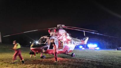 Bild: Benjamin Schlegl
Am Sonntagabend ereignete sich in Ulrichsgrün bei Waldmünchen (Kreis Cham) ein tragischer Unfall: Als Fußgänger wurde eine junge Familie von einem Autofahrer erfasst. Der Vater starb noch am Unfallort. Ein Rettungshubschrauber aus Pilsen war im Einsatz.