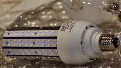 Bild: ds
Die LED-Retrofit-Leuchtkörper verbrauchen deutlich weniger Strom als herkömmliche Straßenlampen.