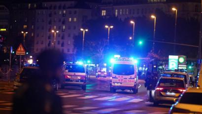 Bild: Georg Hochmuth
Polizeiautos in der Wiener Innenstadt unweit des Tatortes. Foto: Georg Hochmuth/APA/dpa