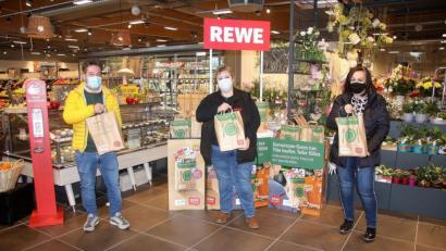 Bild: wro
Die Rewe-Tütenaktion läuft noch. Im Bild Zweiter Bürgermeister Michael Dutz (links), Andrea Fürst und Nicole Fürst (rechts), Vorsitzende der Mitterteicher Tafel.